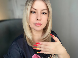 CrystallEyess ist blond, weiblich,  bisexuell und teilrasiert