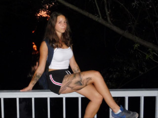 Die Livecam von Dinacaguimbal69 bietet Anal-Sex, Exhibitionismus, Gruppensex, Pornographie, Sexspielzeug im Sexchat