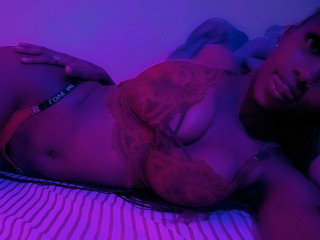 NastyVee Live ist schwarz, weiblich,  heterosexuell und teilrasiert