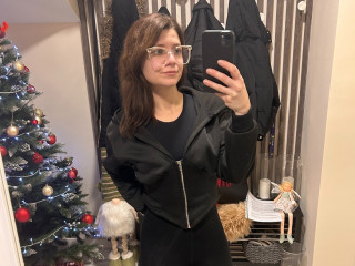 Janemeys sagt von sich: Ich tanze gerne sinnlich und spiele mit meinen Br�sten.