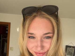 Milabunn sagt von sich: Ich mag es, wenn die Leute beim Tanzen meinen K�rper anstarren, ich liebe es, mit meinen Br�sten zu spielen. Ich w�rde auch gerne B�cher lesen und ins Fitnessstudio gehen.