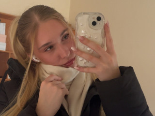 Milabunn ist blond, weiblich,  bisexuell und vollrasiert