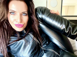 Feuchte Chantal sagt von sich: Ich zeige mich gerne vor der Cam, da ich einen Drang zum Exhibitionismus, aber auch Voyeurismus habe. Trage gerne Reizw�sche, wie Strapse, Nylons und ab und zu Leder. Mag gerne Fesselspiele, Augenbinde, meine Dildos und die Analbefriedigung.