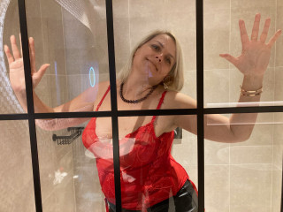 Joimistress sagt von sich: Ich bin deine virtuelle JOI-Domina! Ich liebe es, dich mit einer guten JOI, CEI oder SPH, CBT, Rollenspielen und Fetisch-Femdom zu kontrollieren. Ich mag es, mich von einem echten Master kontrollieren zu lassen. Es bereitet mir gro�es Vergn�gen. Ich w�rde hier gerne ein echtes Geldschwein treffen.