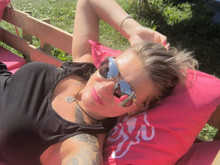 KatyStar ist blond, weiblich,  bisexuell und teilrasiert