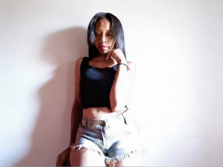 AlisaXMellody sagt von sich: Hallo, ich bin in erster Linie hier, um mich selbst auszudr�cken. Au�erdem bin ich total offen f�r jeden Spa�, den man sich vorstellen kann.