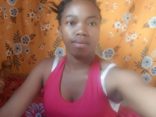 Allicia ist schwarz, weiblich,  bisexuell und vollrasiert