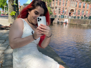 JennyStylee ist rot, weiblich,  bisexuell und teilrasiert