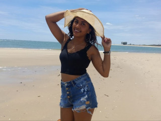 RandixoSmith ist schwarz, weiblich,  bisexuell und vollrasiert