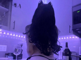 000Landish Tsarenko ist schwarz, weiblich,  bisexuell und vollrasiert