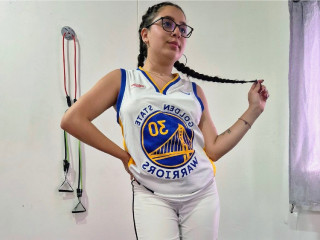 Lanna Renner ist schwarz, weiblich,  bisexuell und vollrasiert