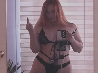 JANEPUSSYCAM ist blond, weiblich,  bisexuell und vollrasiert