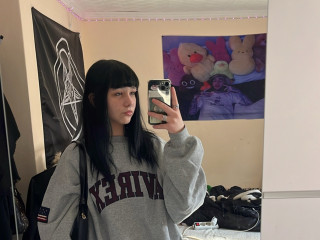 Ellediane ist schwarz, weiblich,  bisexuell und vollrasiert