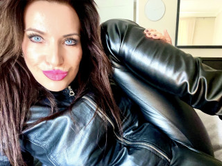 Feuchte Chantal ist schwarz, weiblich,  bisexuell und teilrasiert