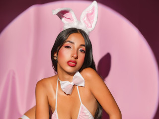 SweetyLally1 sagt von sich: Eine sinnliche kleine Sch�nheit mit verspieltem Geist, flirtender Energie und Geschmack f�r langsame Spannung. Ich liebe Chemie aufzubauen, Dinge verlockend zu halten und dir einen Raum voller Verlangen, Charme und frecher Vorfreude zu bieten.