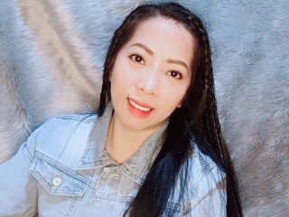 kazzandra ist schwarz, weiblich,  heterosexuell und teilrasiert