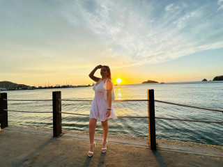 SabrinaKitty ist blond, weiblich,  bisexuell und vollrasiert