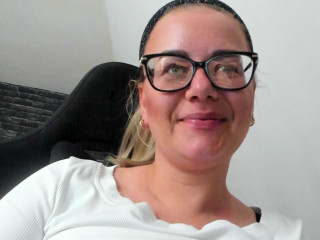 HornyVicky ist blond, Gruppe,  bisexuell und nicht rasiert