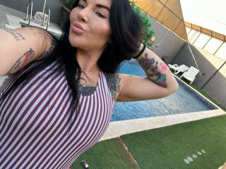 BustyRaven sagt von sich: Ich liebe es, dich langsam zu reizen, meine gro�en Br�ste zu dr�cken und zu spielen, w�hrend ich dir direkt in die Augen schaue. Sinnliche Stripteases, �l auf meinen Kurven, leidenschaftliches Dirty Talk und das Gef�hl, richtig begehrt zu werden.