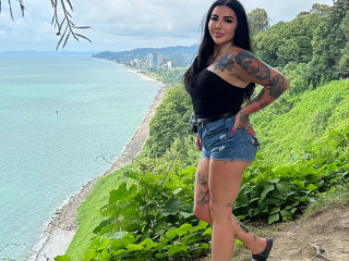 BustyRaven sagt von sich: Ich liebe es, dich langsam zu reizen, meine gro�en Br�ste zu dr�cken und zu spielen, w�hrend ich dir direkt in die Augen schaue. Sinnliche Stripteases, �l auf meinen Kurven, leidenschaftliches Dirty Talk und das Gef�hl, richtig begehrt zu werden.