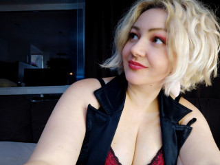 MissisXL ist blond, weiblich,  bisexuell und vollrasiert