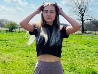 glossybabe18 sagt von sich: Ich liebe es, mit meinem K�rper zu spielen, ich habe so viele Spielzeuge, komm und sieh mir beim Spielen zu. Es bereitet mir Vergn�gen, wenn du mir zusiehst, lass uns richtig loslegen.