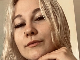 glossybabe18 ist blond, weiblich,  bisexuell und vollrasiert