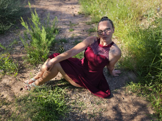 LadyRoyal sagt von sich: Ich bin neugierig, offen und liebe es, mit Fantasien zu spielen. Bei mir trifft sinnliche Verspieltheit auf echte Leidenschaft ? mal zart, mal frech, mal ganz intensiv. Ich genie�e es, Blicke zu fesseln, Gedanken wandern zu lassen und eine knisternde Atmosph�re aufzubauen, in der alles m�glich ist..
