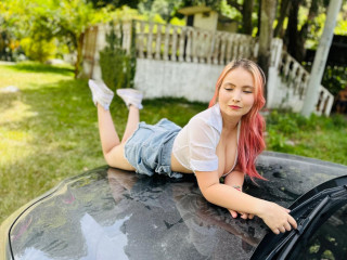 SabrinaKitty sagt von sich: Hallo Schatz, ich bin Sabrina Kitty, ich identifiziere mich als ein M�dchen, das in vielen Dingen etwas unerfahren ist, aber viel Lernwille hat. Ich bin etwas sch�chtern, aber ich gehe gerne Risiken ein und ich gebe zu, dass ich das mag, Erotik f�r meine zuk�nftigen Projekte zu erforschen.