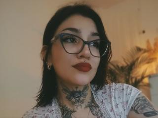 Melina-98 sagt von sich: Eine leidenschaftliche Frau, die positive Energie und echte Verbindungen liebt; ich mag einfach spontane Dinge?