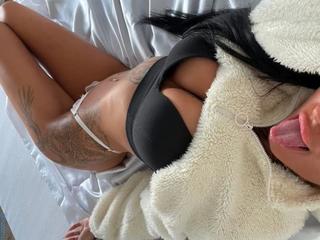 MiaM sagt von sich: ? Ich mag s�� wirken, aber ich habe auch eine wilde Seite, die darauf wartet, entdeckt zu werden. Ich liebe es zu flirten, zu lachen und daf�r zu sorgen, dass sich jeder Besucher ganz besonders f�hlt. Komm herein und lass uns gemeinsam unvergessliche Momente erleben. ?
