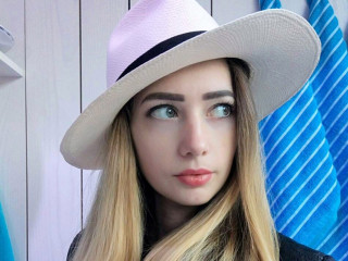 AzaliaSun ist blond, weiblich,  heterosexuell und teilrasiert