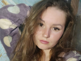 AnnikaSun sagt von sich: Expect lots of giggles, cute outfits, and sweet teasing. I love to chat, get cozy, and slowly reveal my playful side just for you. Let?s have some fun!
